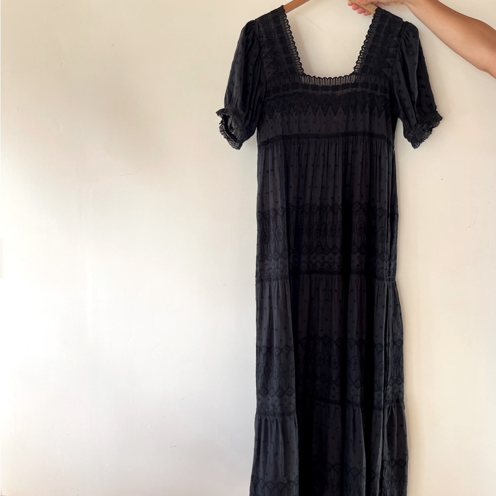 Black Doen maxi with eyelet